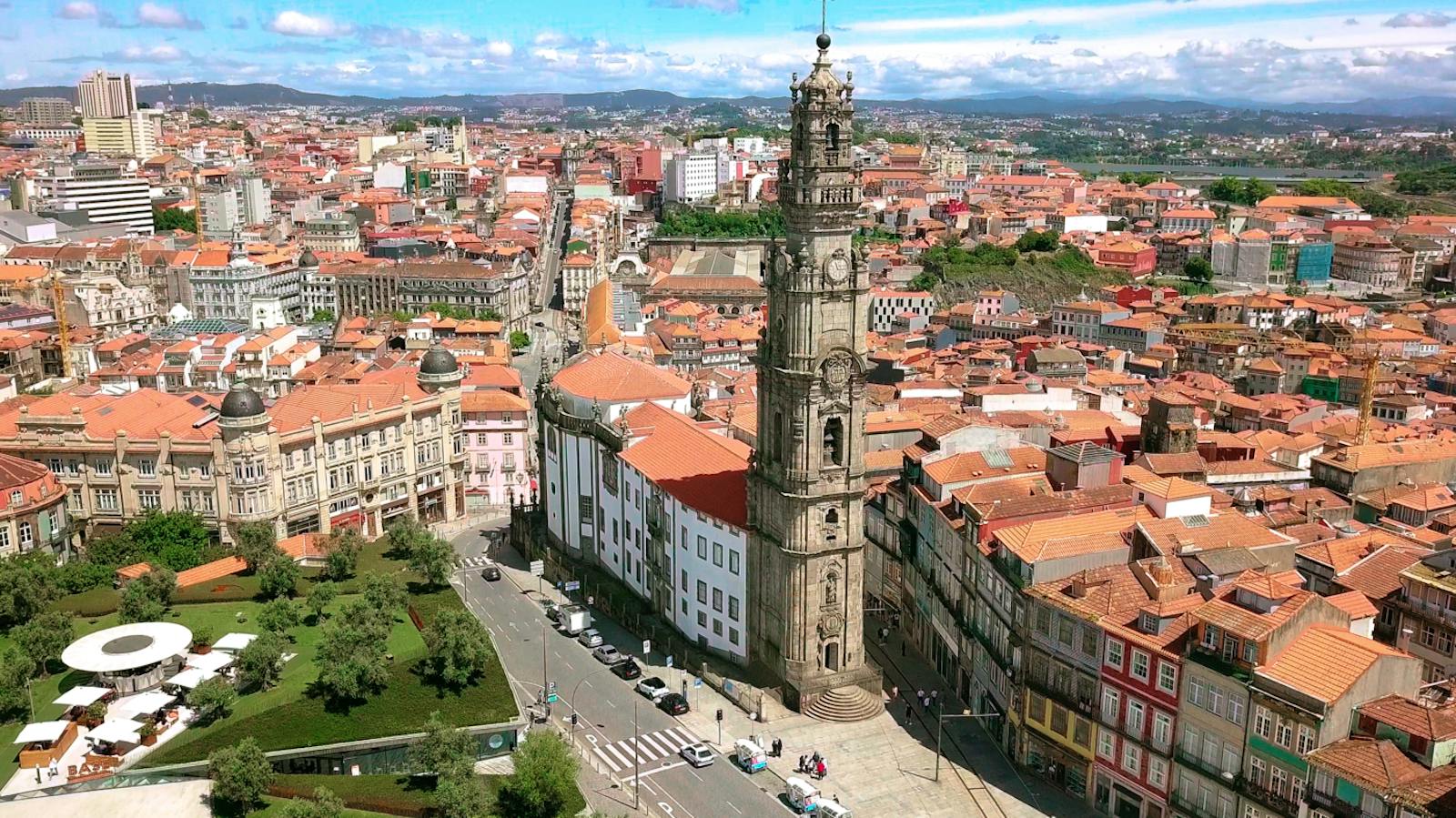 Vista aérea de la Torre de Clérigos sobre Oporto