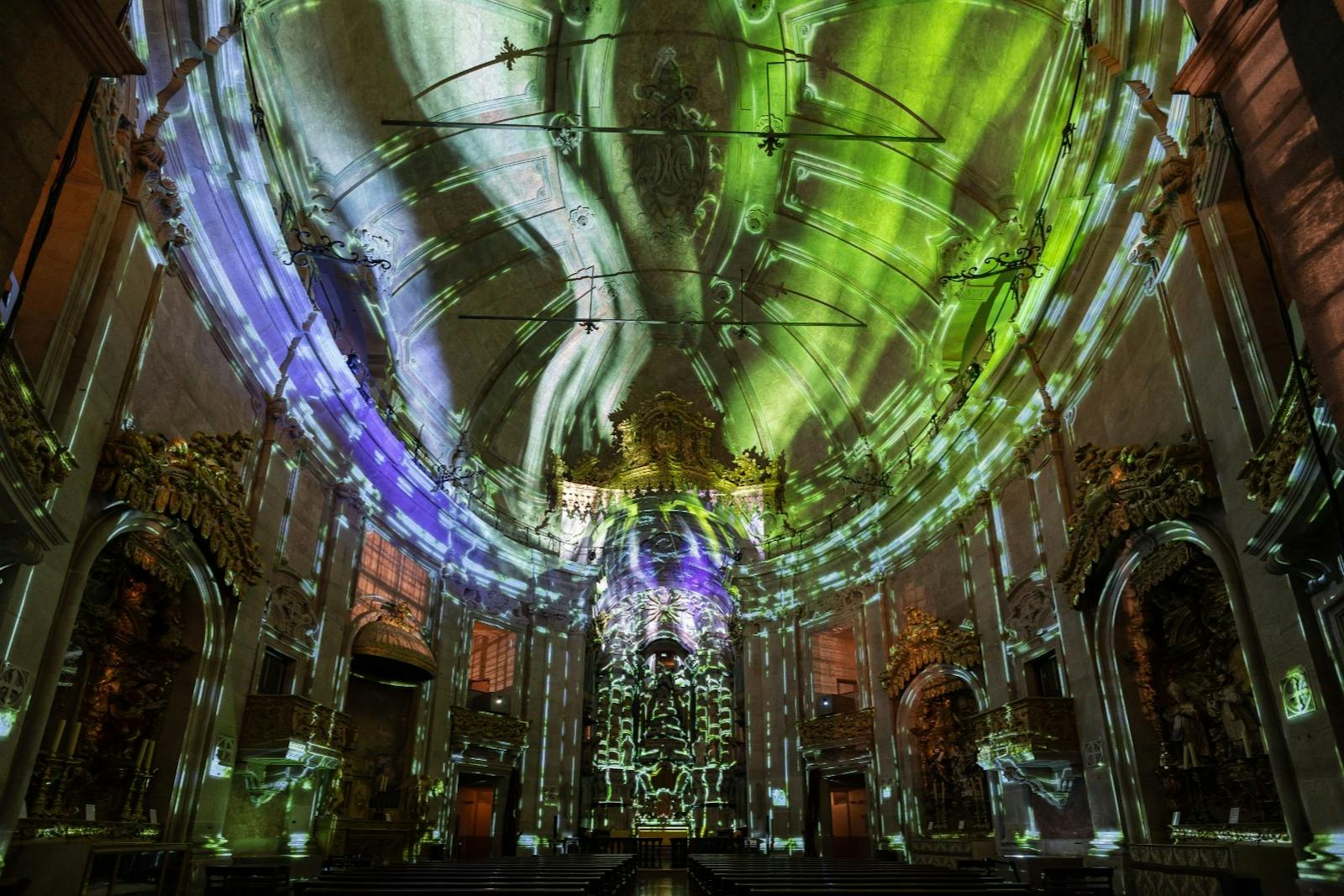 Clérigos-torni valaistuna valoesityksen avulla