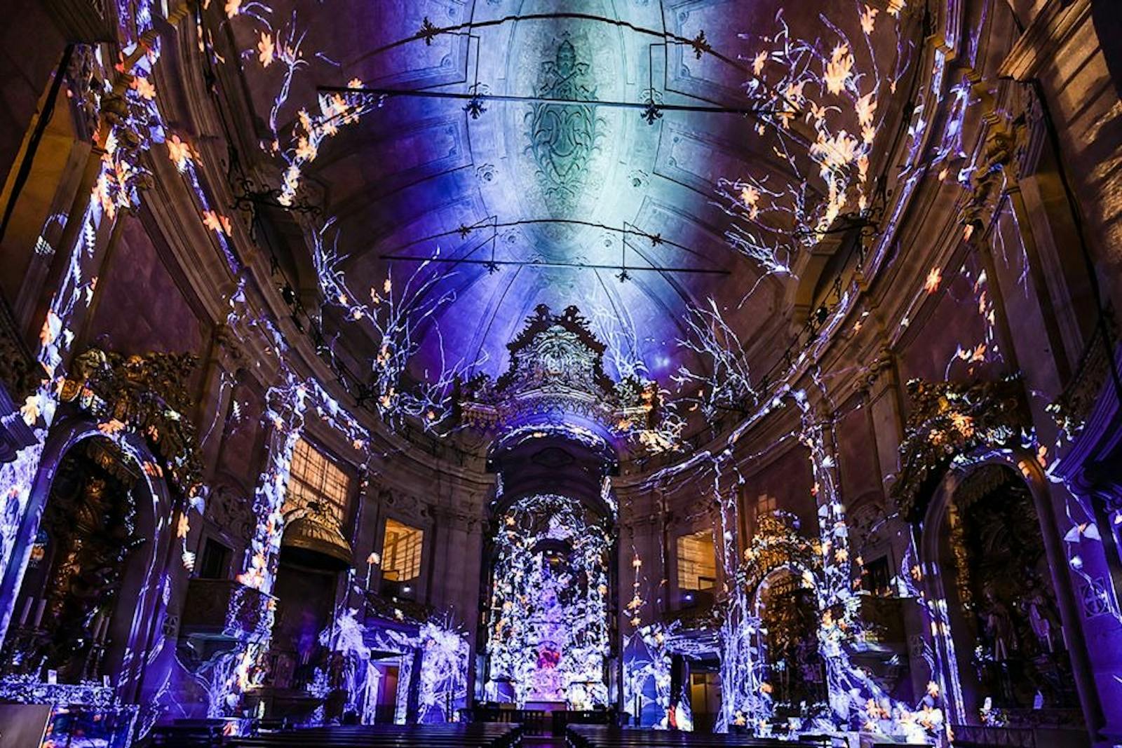 La Tour de Clérigos illuminée par des projections lumineuses