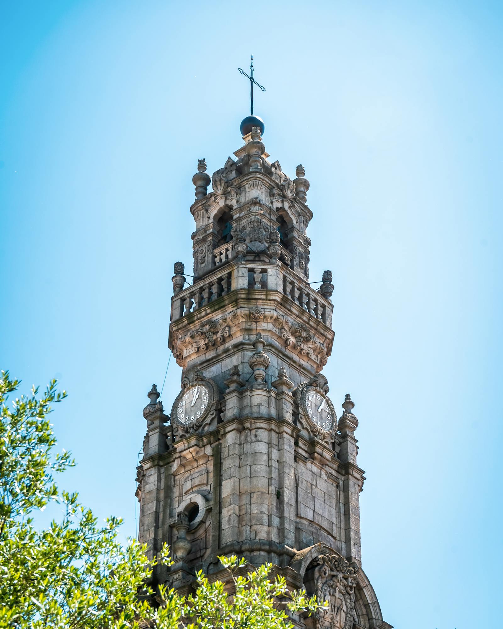 Widok z dołu na Wieżę Clérigos
