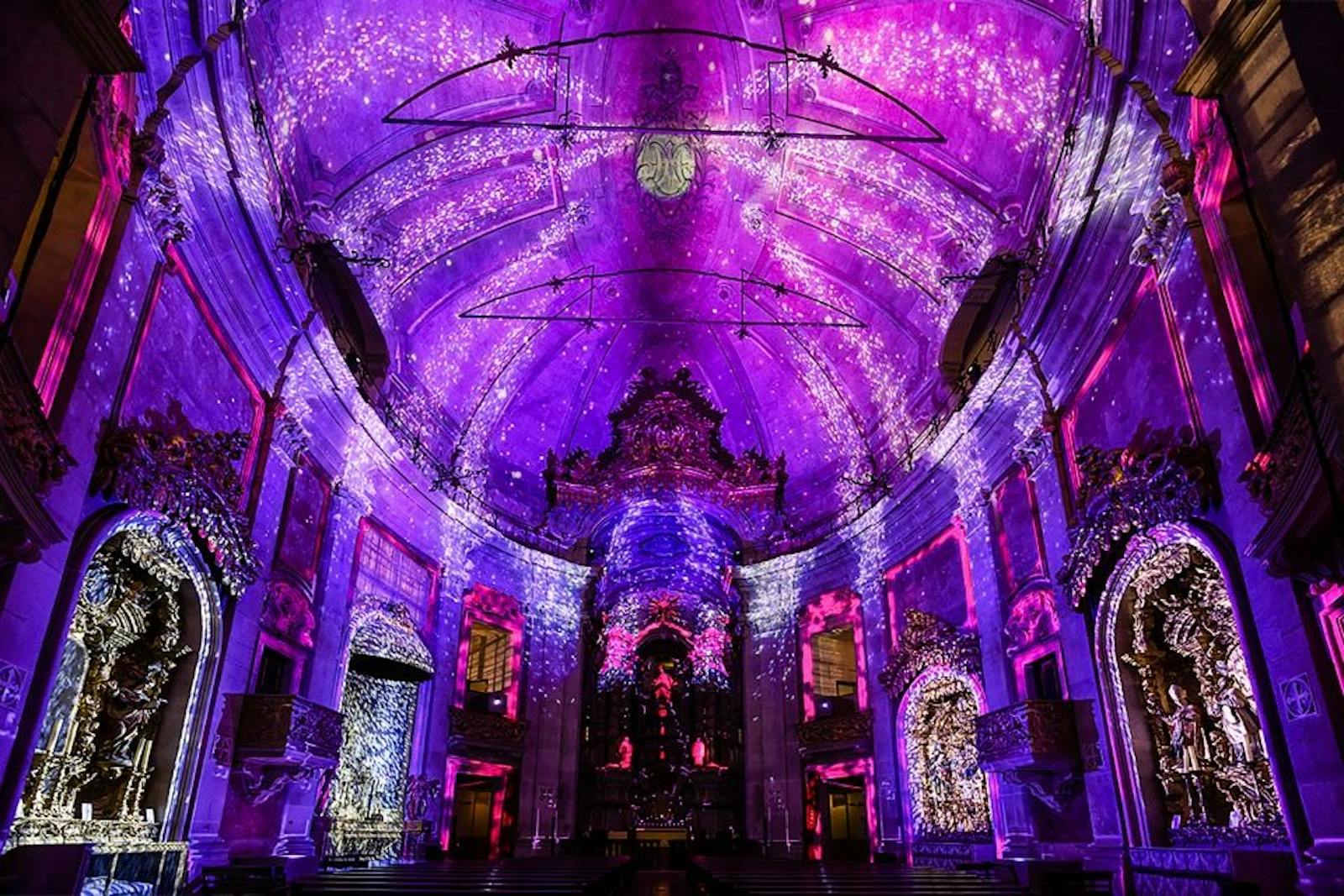A Torre dos Clérigos iluminada de violeta